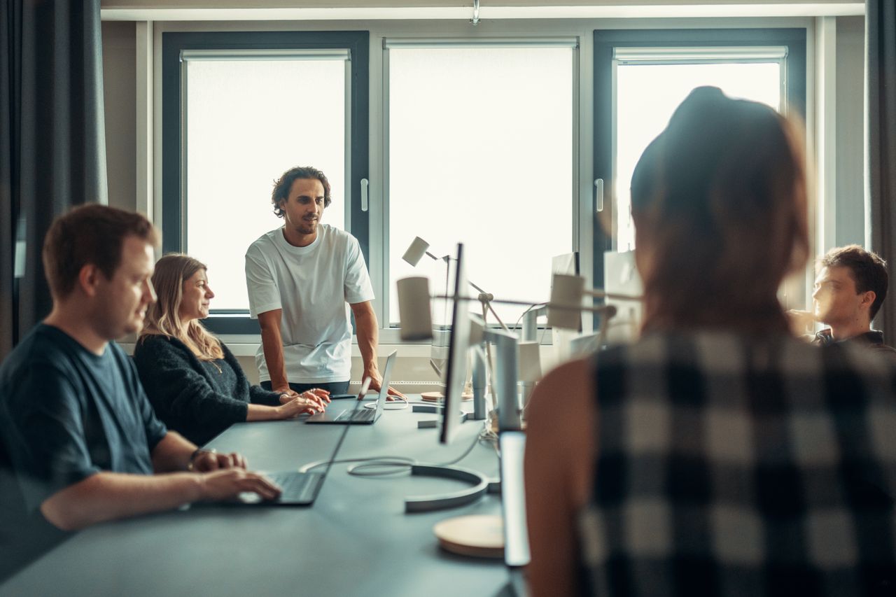 heros-img Une équipe variée échange lors d’une réunion collaborative au bureau.